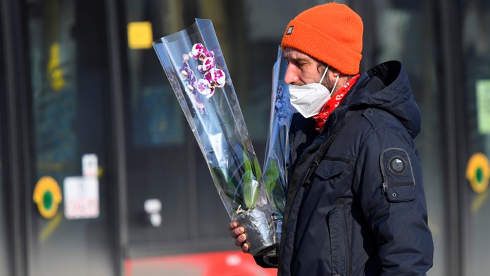 Rakúsko od júna na tri mesiace ruší povinné respirátory v MHD a supermarketoch