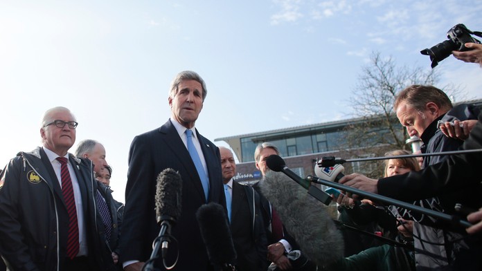 Americký minister John Kerry (uprostred) a nemecký minister Frank-Walter Steinmeier počas stretnutia G7