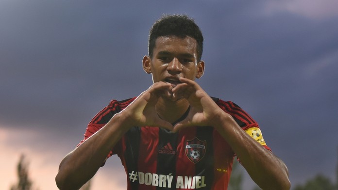 Shelly-Ann Fraserová-Pryceová získava zlato na MS.