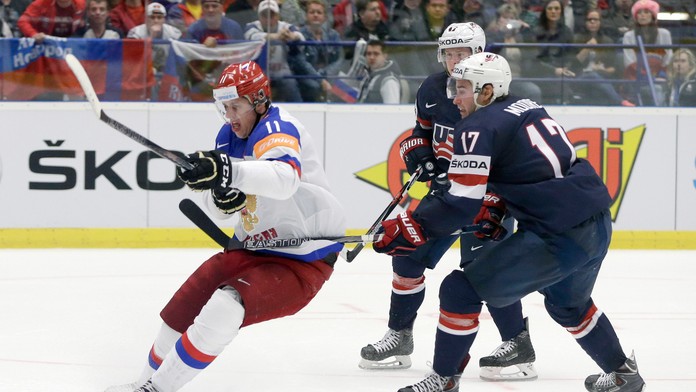 Americký hokejista John Moore a Rus Jevgenij Malkin