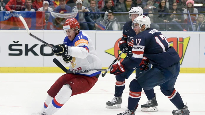 Americký hokejista John Moore a Rus Jevgenij Malkin