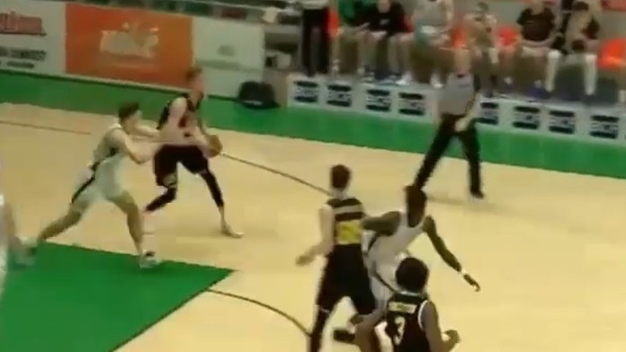 Michael Fusek dal kôš cez takmer celé ihrisko.