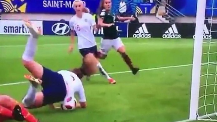 Hráčka priľahla loptu a bol z toho gól.