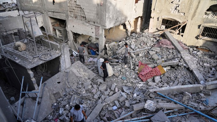 Palestínčania prehľadávajú ruiny domov, ktoré sa stali terčom útokov izraelskej armády v meste Džabálijá (14. 5.2025).