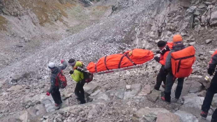 Záchranári znášajú telá lotyšských turistiek