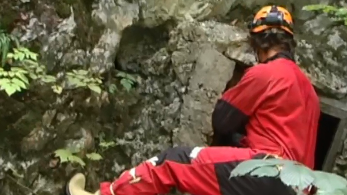 Jaskyniar sa snaží dostať do jaskyne 