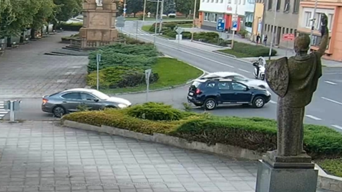 VIDEO: Čech utekal pred políciou, prefrčal cez križovatku. Motorkárku zachránil od stretu pohotový manéver