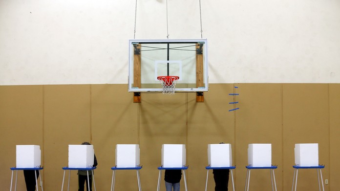 V Kongrese budú mať republikáni väčšinu. Takto hlasovali v telocvični v meste Albany, štát New York 4. novembra