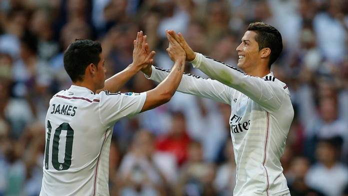 Hráč Realu Madrid Cristiano Ronaldo (vpravo) sa raduje z gólu so spoluhráčom Jamesom Rodriguezom.