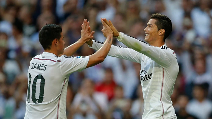Hráč Realu Madrid Cristiano Ronaldo (vpravo) sa raduje z gólu so spoluhráčom Jamesom Rodriguezom.