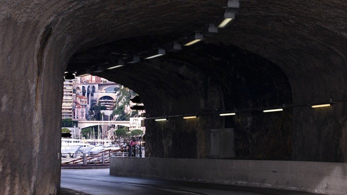 Jedna z najtragickejších nehôd v Monaku. Auto v centre mesta narazilo do steny tunela, traja mŕtvi