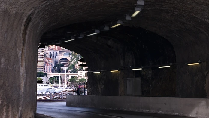 Jedna z najtragickejších nehôd v Monaku. Auto v centre mesta narazilo do steny tunela, traja mŕtvi