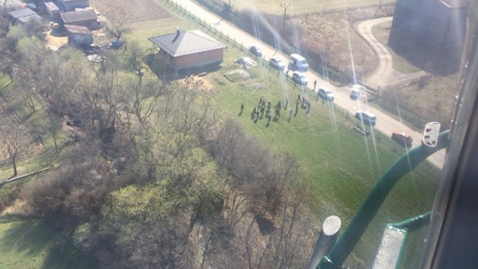 Polícia hľadá väzňov na úteku