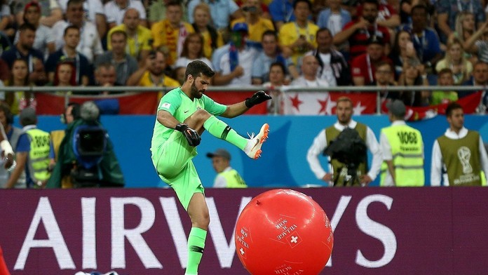 Brazílsky brankár Alisson vs švajčiarsky balón.