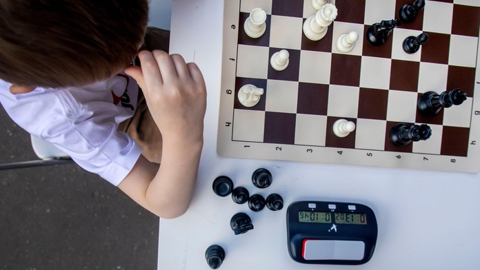 Nevinná detská hra sa zmenila na tragédiu. Chlapec (†10) zomrel po prehltnutí šachovej figúrky
