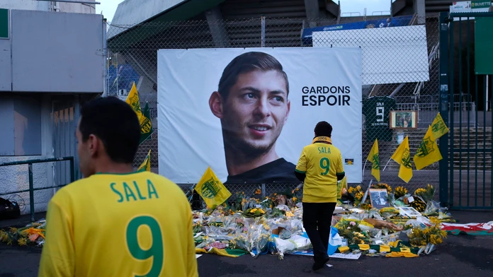 Fanúšikovia Nantes si uctievajú pamiatku zmiznutého exhráča klubu Emiliana Salu pred zápasom so Saint-Étienne.