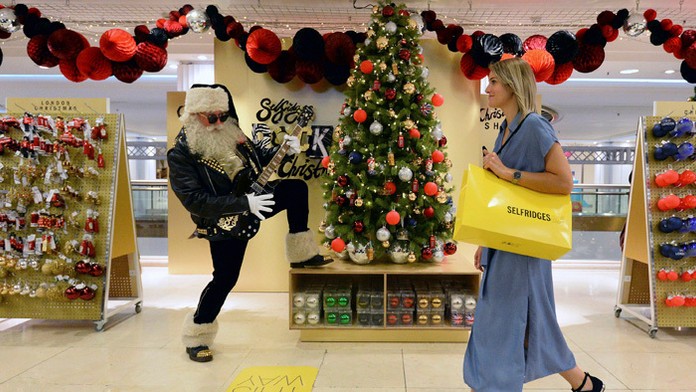 Londýnsky obchodný dom začal s predajom vianočného tovaru.
