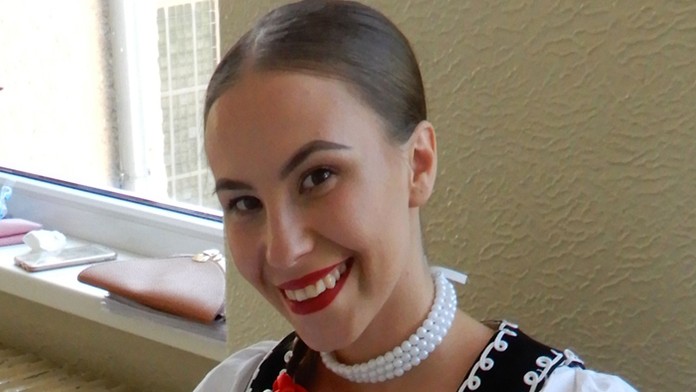 Martina Karoľová sa pred maturitnú komisiu postavila v kroji.