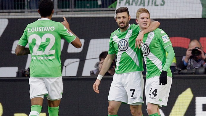 Wolfsburgčan Kevin de Bruyne (pravo) sa raduje so spoluhráčmi Danielom Caligiurim a Luizom Gustavom v zápse 25. kola proti Freib