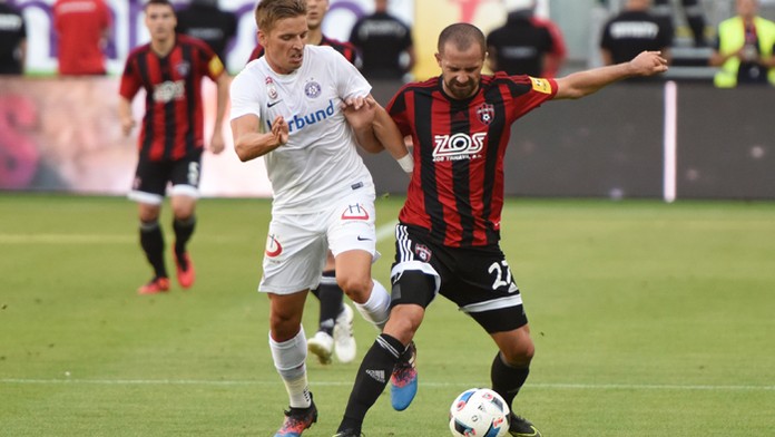 Hráč Trnavy Emir Halilovič a hráč Austrie Alexander Grünwald.