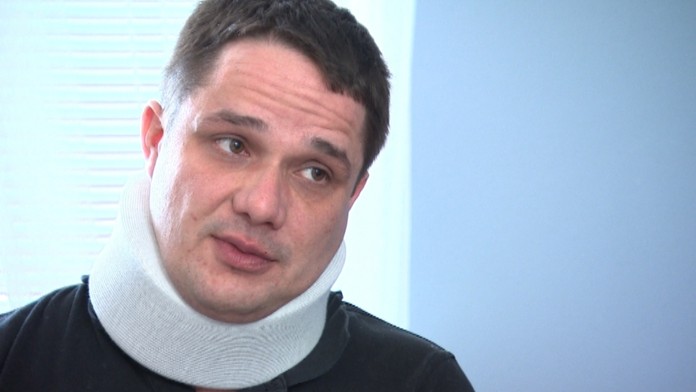 Peter tvrdí, že po napadnutí policajným riaditeľom skončil s posunutou chrbticou.