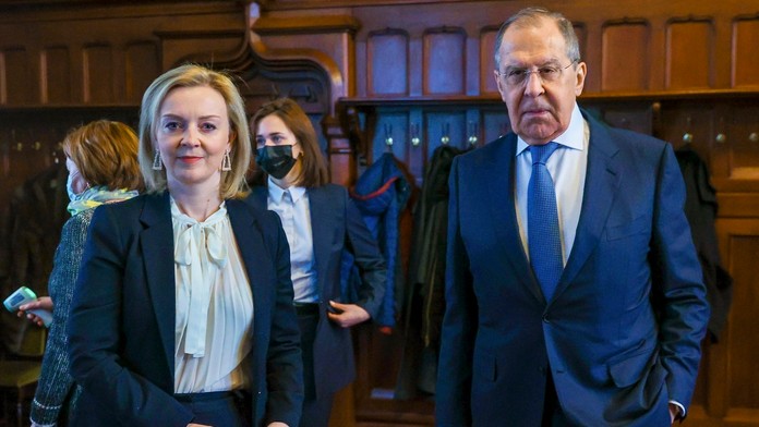 Britská ministerka zahraničných vecí Liz Trussová a ruský náprotivok Sergej Lavrov.