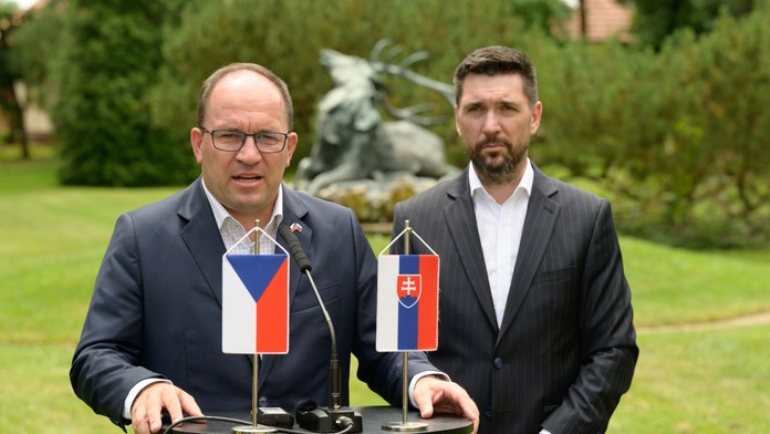 Český minister Marek Výborný a slovenský minister Richard Takáč