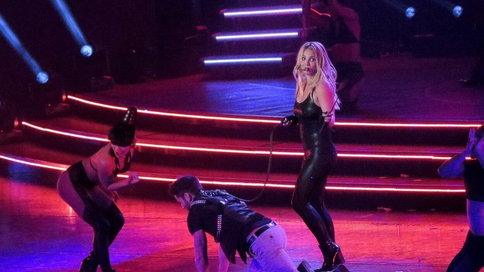 Britney Spears à la Christian Grey.