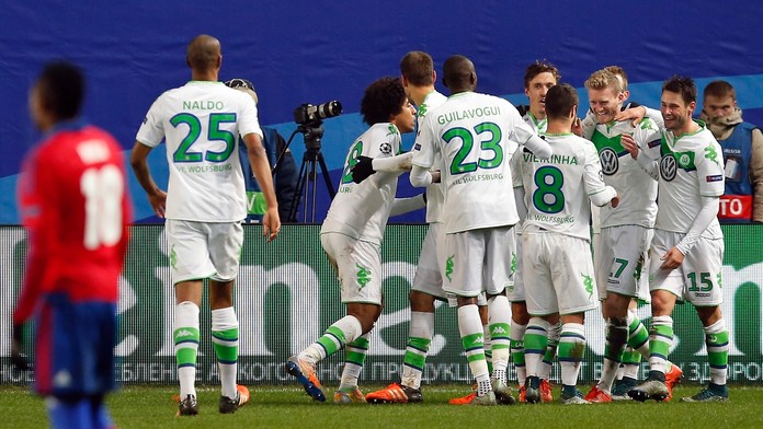 Na snímke druhý sprava hráč Wolfsburgu André Schürrle oslavuje svoj gól 