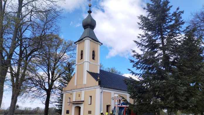 V obci na východe Slovenska horí kostolná veža