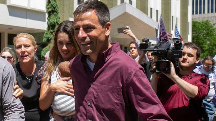 Republikánsky kandidát na guvernéra štátu Michigan Ryan Kelley.