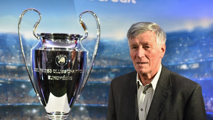 Bývalý hráč FC Spartak Trnava Jozef Adamec pri príležitosti vystavenia trofeje pre víťaza Ligy majstrov.