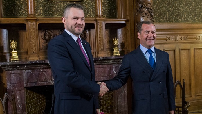 Mladý vodič sa s autom viackrát prevrátil.