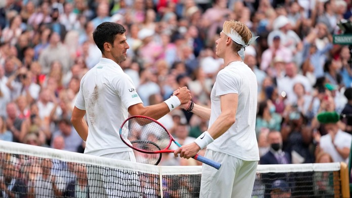 Novak Djokovič si podáva ruku s porazeným Kanaďanom Denisom Shapovalovom.
