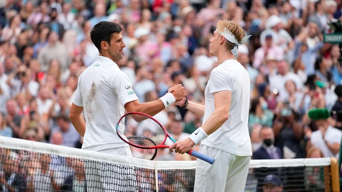 Novak Djokovič si podáva ruku s porazeným Kanaďanom Denisom Shapovalovom.