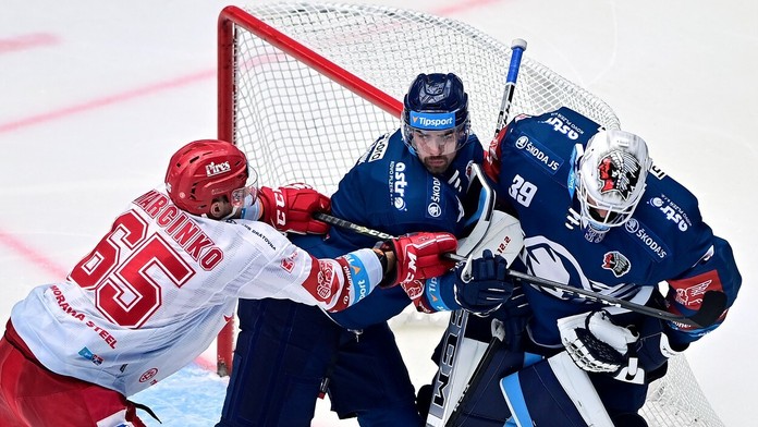 Tomáš Marcinko (HC Oceláři Třinec) v súboji s Petrom Čerešňákom (HC Plzeň).