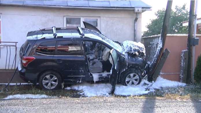 Auto havarovalo a začalo horieť