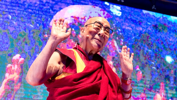 Jeho Svätosť XIV. dalajláma počas verejnej prednášky v Národnom tenisovom centre v Bratislave.