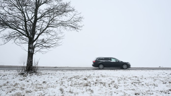 Sneh, zima, automobil (ilustračná snímka)