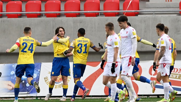 Na snímke hráči FC DAC 1904 Dunajská Streda sa tešia po prvom góle do siete Trenčína.