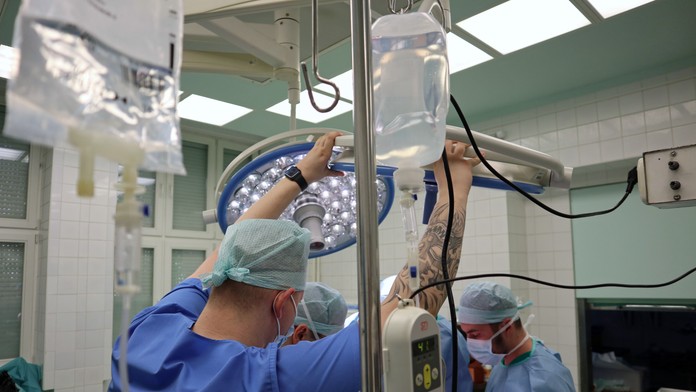 Na snímke realizácia unikátneho operačného výkonu, ktorý realizuje chirurgické oddelenie Fakultnej nemocnice s poliklinikou v Žiline ako jediné špecializované pracovisko na Slovensku metódou s názvom HIPEC.