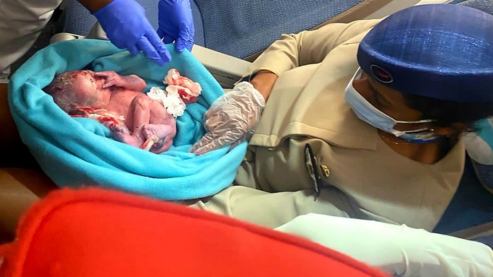 Na palube lietadla našli novorodenca