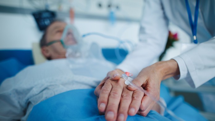 Muž ležiaci v nemocnici.