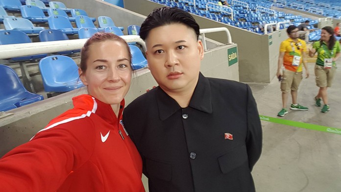 Dvojník Kim Čong-una s českou atlétokou.