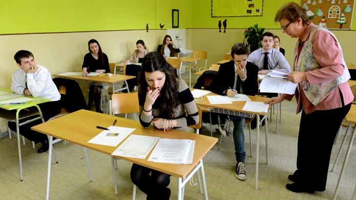 Študenti Gymnázia na Poštovej ulici v Košiciach počas písomných maturitných testov zo slovenského jazyka a literatúry. 