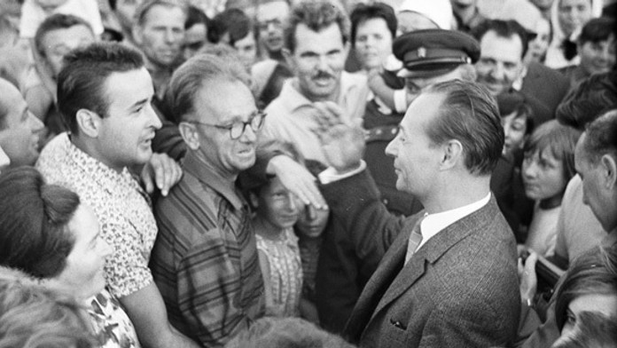 Alexander Dubček medzi obyvateľmi Košíc na letisku 2.augusta 1968.