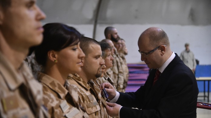 Český premiér Bohuslav Sobotka vyznamenal českých profesionálov v Afganistane.