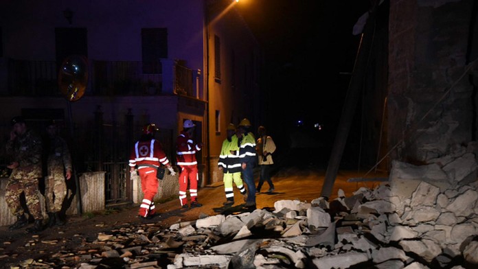 Popadané murivo po zemetrasení v talianskej dedine Visso.