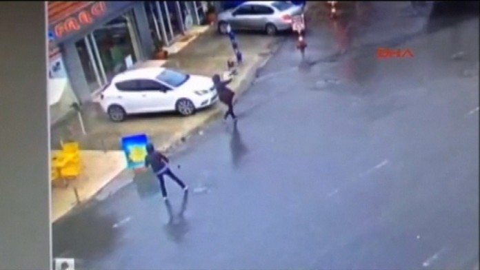 Turecké utočníčky pred policajnou stanicou.