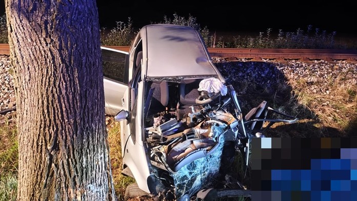 Tragédia na východe Slovenska. Život mladého vodiča vyhasol po silnom náraze do stromu